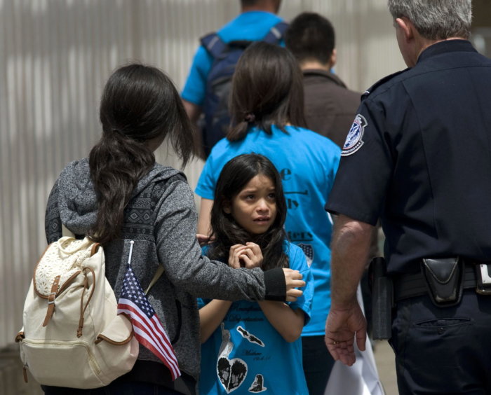 Expertos en salud alertan que Trump aboca a inmigrantes a vivir "en las sombras"