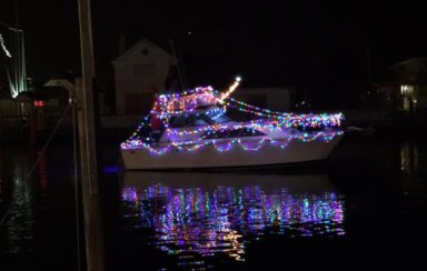 Desfile de botes iluminados en Freeport inicia la temporada de Navidad