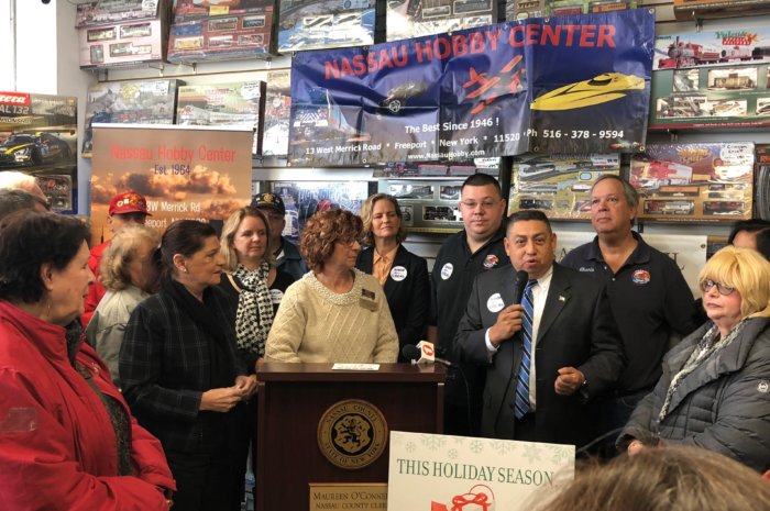 Lanzan campaña de compras navideñas en negocios del condado de Nassau