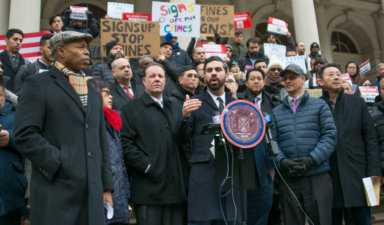 Políticos organizan mitin contra multas injustas a negocios de inmigrantes