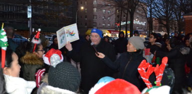 Políticos de Queens celebran iluminado de árbol navideño con la comunidad