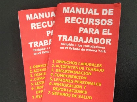 Presentan manual para que hispanos se defiendan de ICE y del abuso laboral