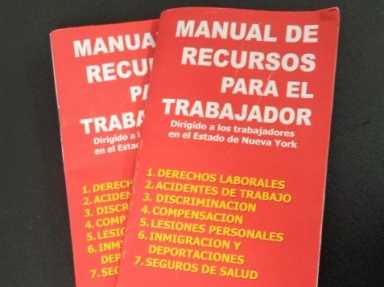 Presentan manual para que hispanos se defiendan de ICE y del abuso laboral