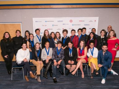 18 estudiantes latinos fueron premiados por Fundación de Herencia Hispana
