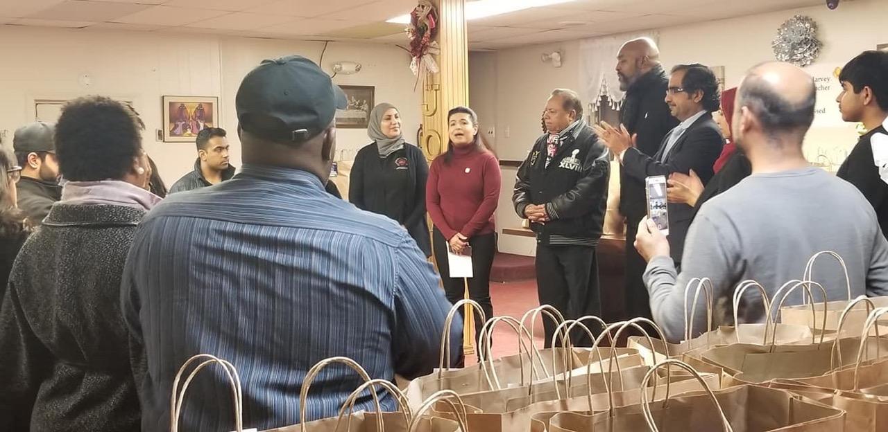 Recolectan alimentos en Westbury para familias afectadas por el cierre del gobierno