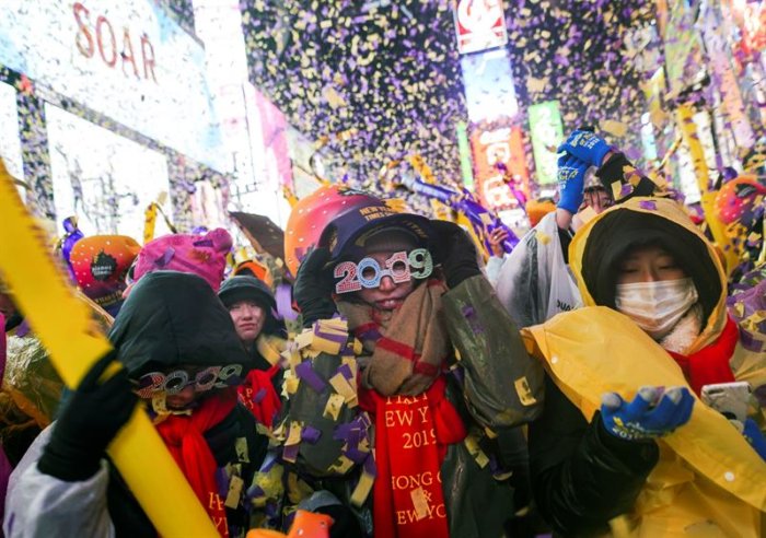 Miles de personas dan la bienvenida al Año Nuevo 2019 en Times Square