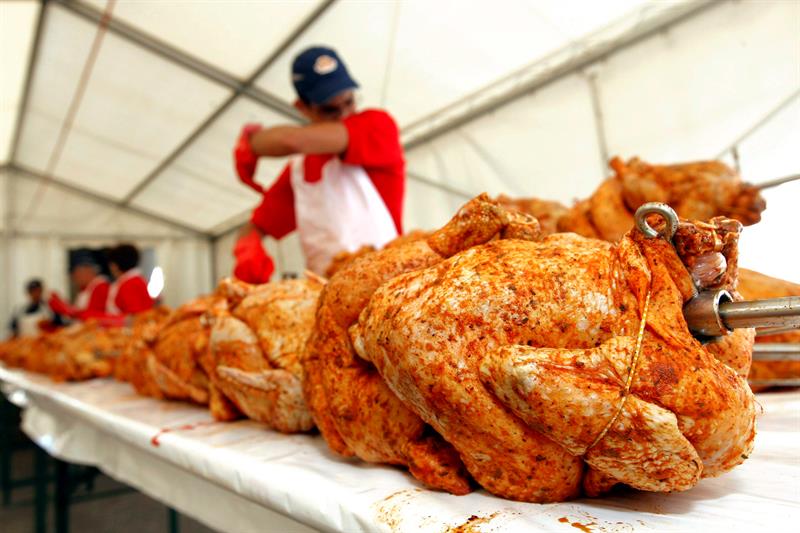 Comer pollo frito aumenta riesgo de muerte en mujeres