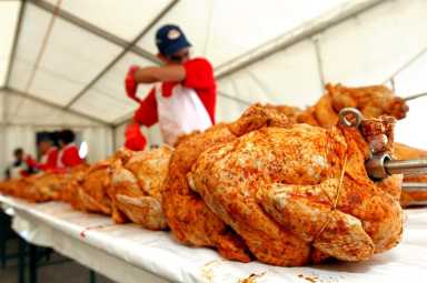 Comer pollo frito aumenta riesgo de muerte en mujeres