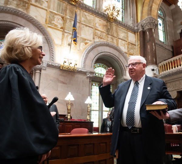 Senador estatal John Brooks juramentó su segundo mandato en Albany