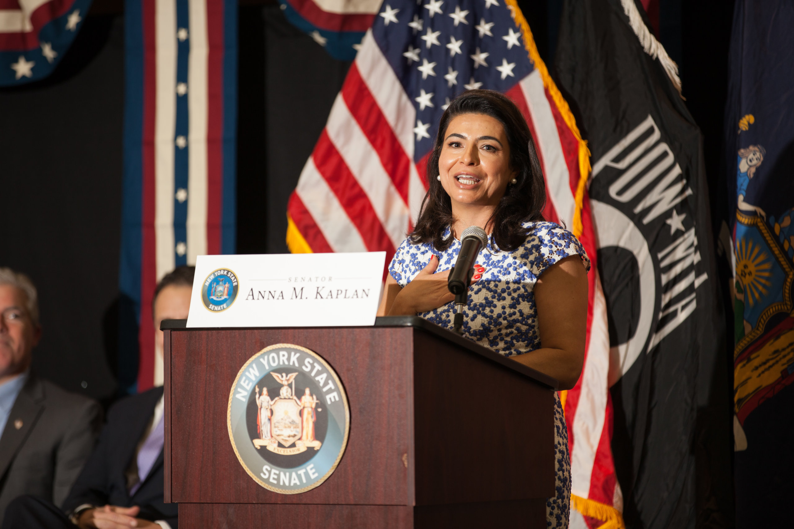 Juramentó Anna Kaplan, primera iraní-estadounidense elegida senadora estatal de Nueva York