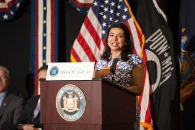 Juramentó Anna Kaplan, primera iraní-estadounidense elegida senadora estatal de Nueva York