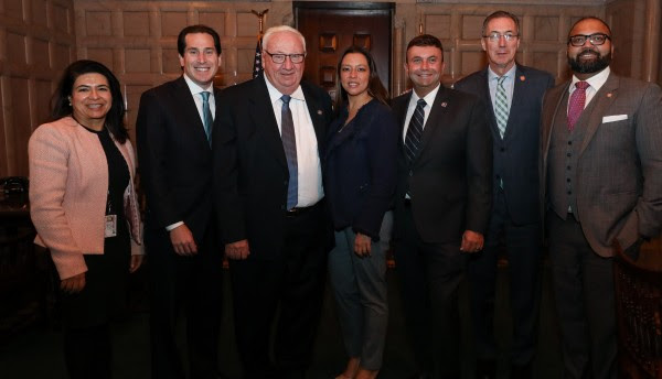 Senador Brooks y los 'Seis de Long Island' impulsan Ley GENDA para la comunidad LGBT