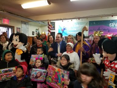Celebran Día de los Reyes Magos con regalos a niños de Queens