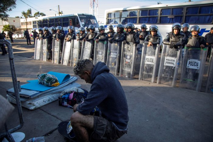 Migrantes centroamericanos resisten intentos de reubicación en Tijuana