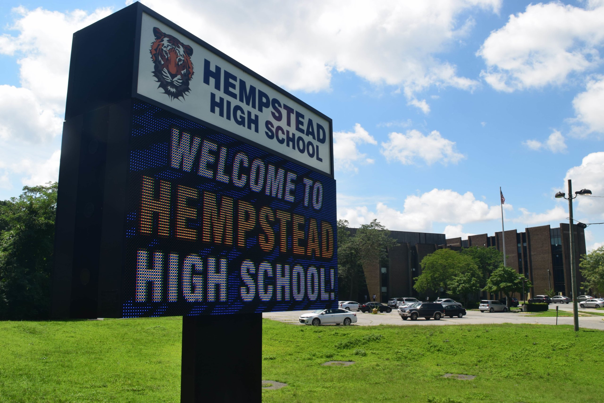 Legisladores y funcionarios buscan soluciones para el asediado Distrito Escolar de Hempstead