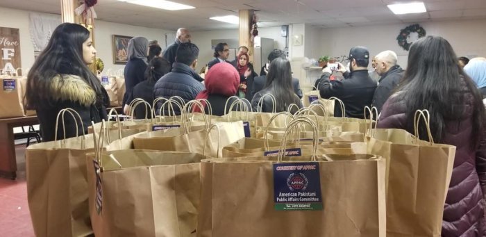 Recolectan alimentos en Westbury para familias afectadas por el cierre del gobierno