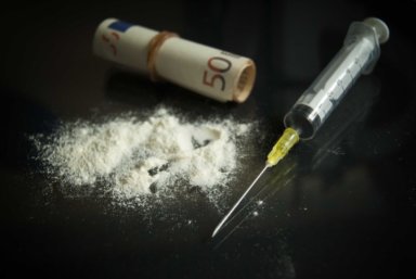 Arrestan a dos hombres por vender heroína y fentanilo en Queens