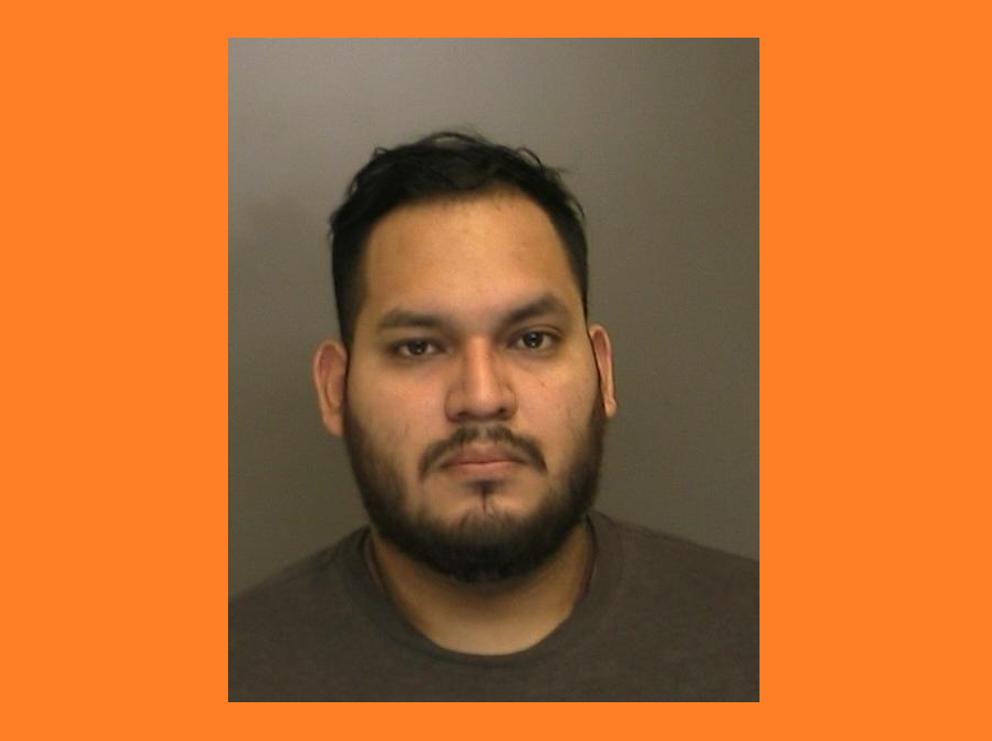 Hispano de Bay Shore arrestado por poseer pornografía infantil en su teléfono celular