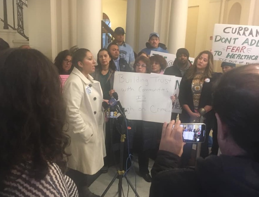 Defensores de inmigrantes protestan contra el plan de llevar ICE al Nassau University Medical Center