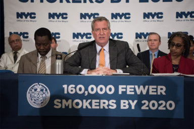 Alcalde celebra prohibición de productos de tabaco en farmacias