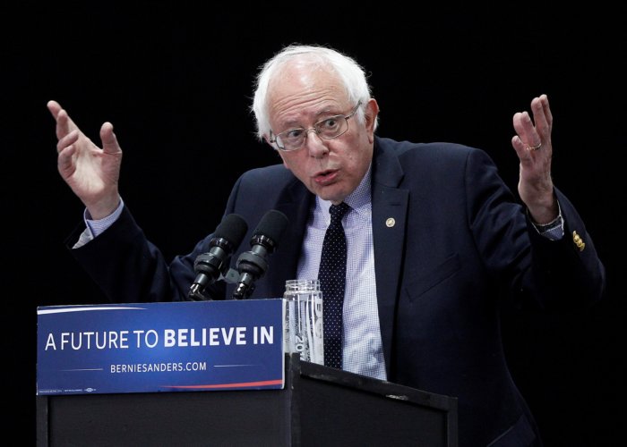 Precandidato demócrata Bernie Sanders responde a Trump y le llama "racista"