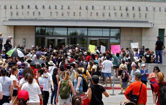 Un millar de migrantes reciben avisos falsos para acudir a corte migratoria