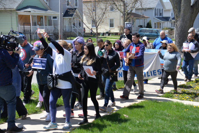 Inmigrantes podrán renovar DACA hasta octubre a pesar de campaña en contra