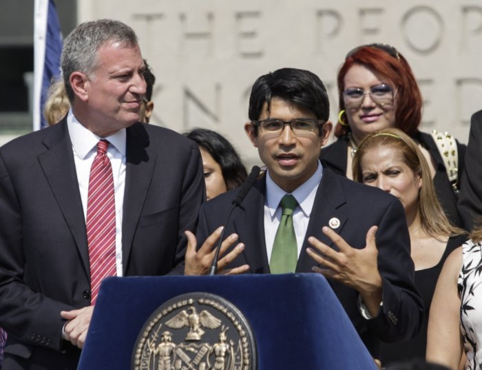 Concejales hispanos piden que NY entregue licencias de conducir a indocumentados