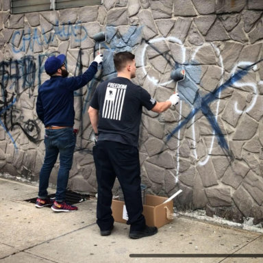 Concejal Moya pinta sobre Grafiti de pandillas
