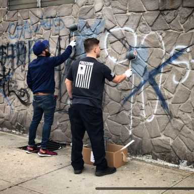 Concejal Moya pinta sobre Grafiti de pandillas