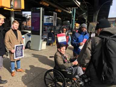 Hispanos enfurecidos exigen más deportaciones de ICE en Queens