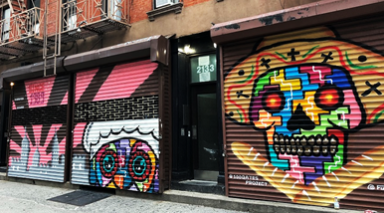 Exhiben murales en las fachadas de tiendas en East Harlem
