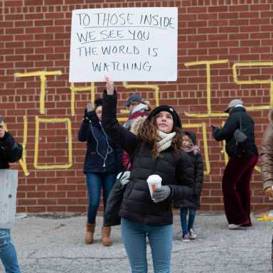 Sin justicia y sin calefacción: Agentes Federales investigan manejo de la prisión Sunset Park después de corte de energía