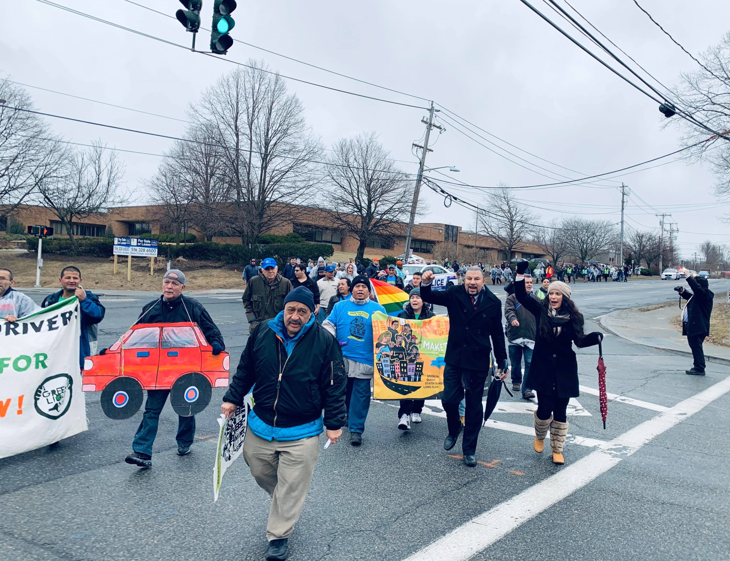 Hispanos gritan en Brentwood: ¡Licencias de conducción para todos, ahora!