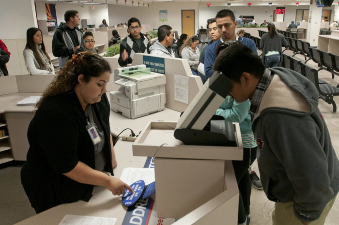 Las licencias de conducir para indocumentados toman impulso en varios estados