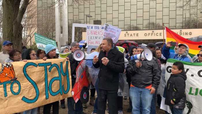 El 14 de diciembre entra en vigencia ley que da licencia de conducir a inmigrantes indocumentados