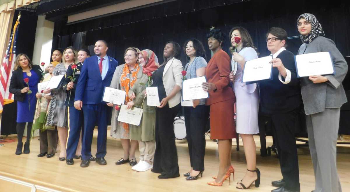 Rinden homenaje a mujeres que engrandecen a la comunidad inmigrante