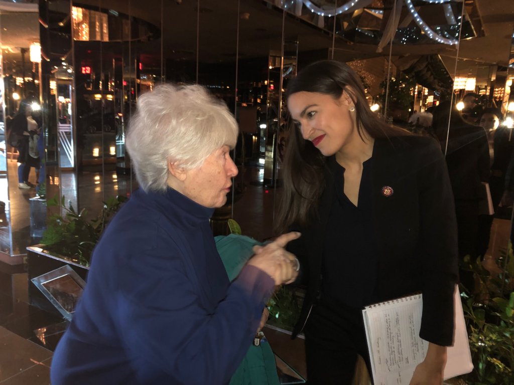 Alexandria Ocacio-Cortez defiende su posición sobre Amazon en Asamblea Pública