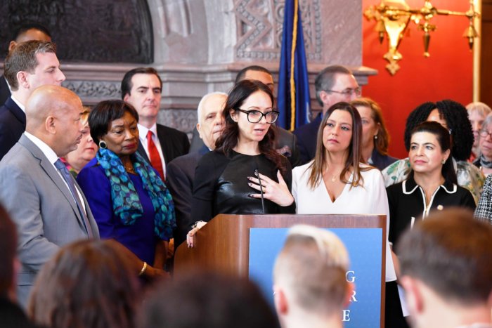 Estado de Nueva York aprueba ley para luchar en contra de la pornovenganza