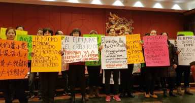 Hosteleros y camareros de Nueva York en guerra por las propinas