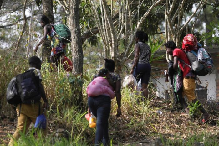 Centenares de inmigrantes hondureños continúan la caravana rumbo a EEUU