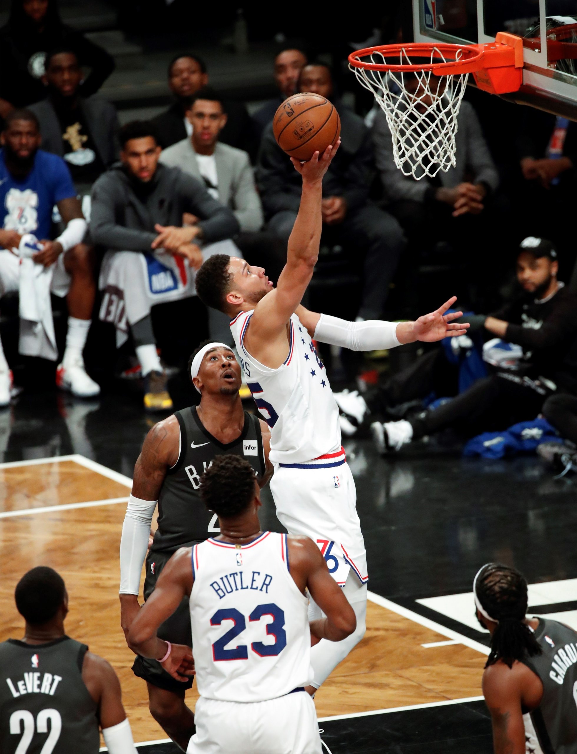 Sixers vencen de visita a Nets y dominan serie de playoffs de la NBA