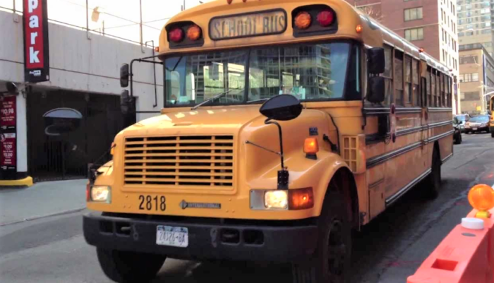 Asambleísta Lavine ayuda a aprobar Ley de Cámaras en Autobuses Escolares