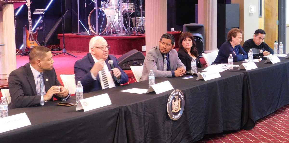 Senador Brooks y especialistas hablan sobre los servicios para indocumentados