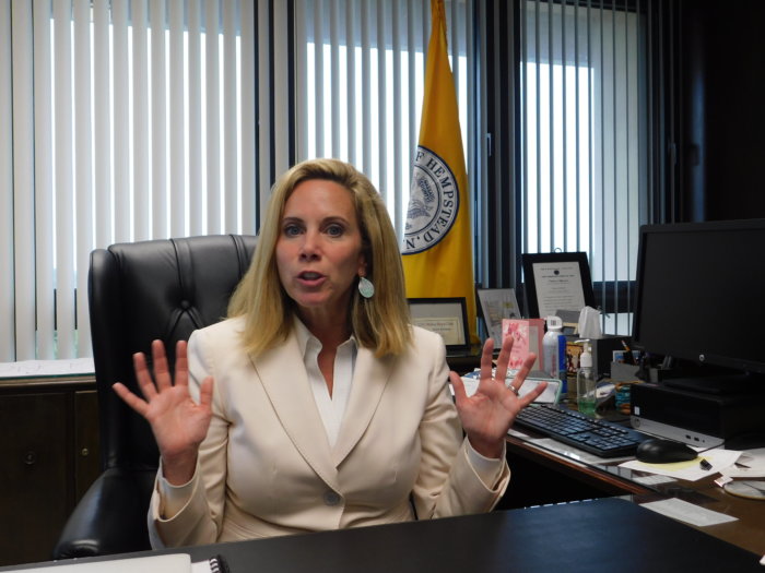 Supervisora del Pueblo de Hempstead promulga ley de reforma ética