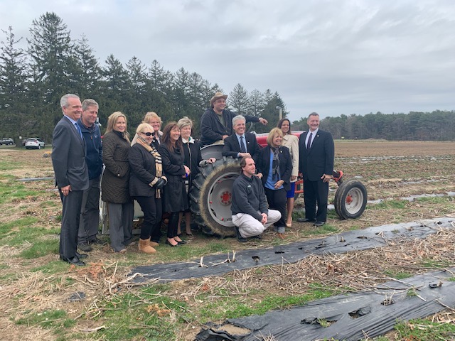 Legislador Sam Gonzalez celebra acuerdo para la conservación de la agricultura en Suffolk