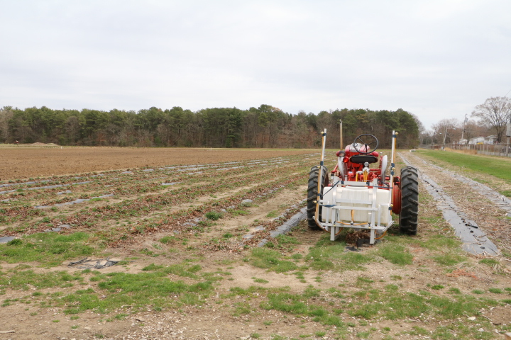 Legislador Sam Gonzalez celebra acuerdo para la conservación de la agricultura en Suffolk