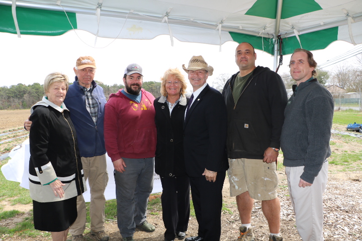 Legislador Sam Gonzalez celebra acuerdo para la conservación de la agricultura en Suffolk