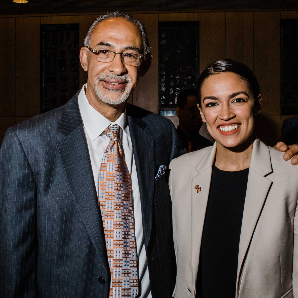 Dominicano lanzó libro sobre congresista Alexandria Ocasio-Cortez