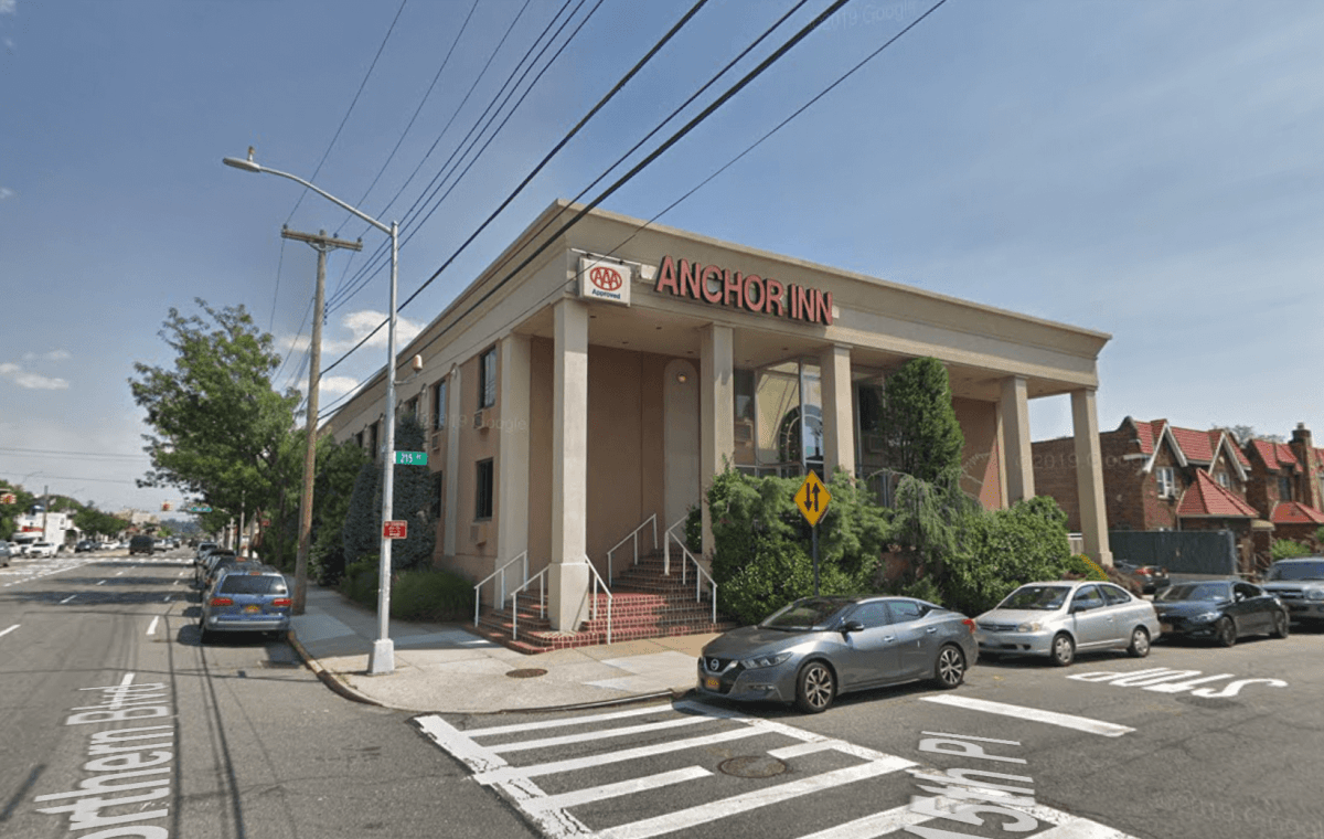 Residentes de Queens perturbados de conocer que delincuentes sexuales residen en hotel